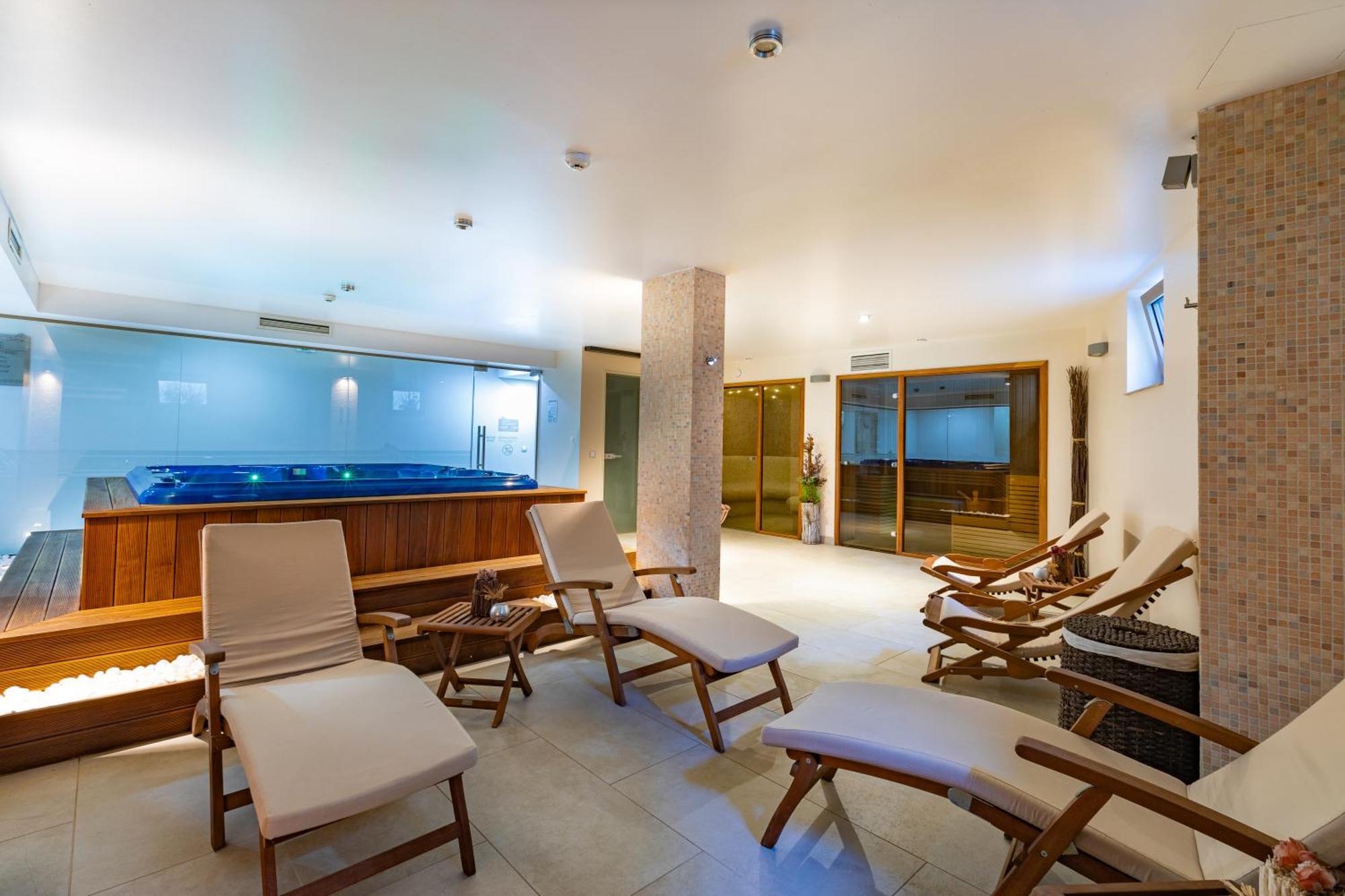 Hotel & Relax Zone Cattleya 克鲁舒纳 外观 照片